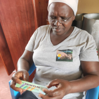 Diese Frau kann endlich die Medikamentenbeschreibung lesen.