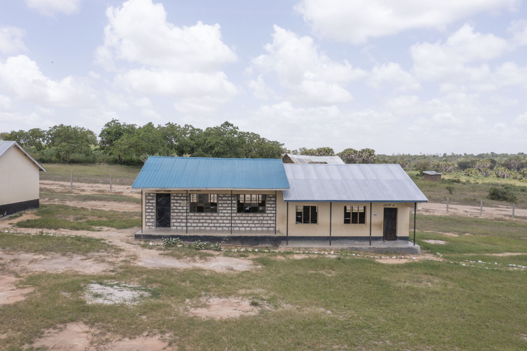 Schule und Krankenstation aus der Vogelperspektive Schule und Krankenstation aus der Vogelperspektive