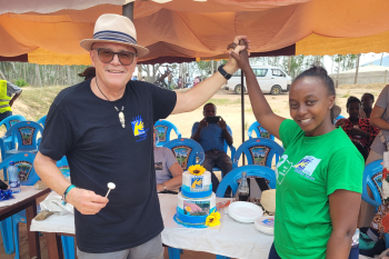 Erich Kühnis (Präsident Rhein-Valley-Hospital) und Violet Maghangha (Leiterin Medical Centre) zeigen, wie gut die Zusammenverein zwischen dem Altstätter Verein und der Projektleitung in Kenia funktioniert. Erich Kühnis (Präsident Rhein-Valley-Hospital) und Violet Maghangha (Leiterin Medical Centre) zeigen, wie gut die Zusammenverein zwischen dem Altstätter Verein und der Projektleitung in Kenia funktioniert.