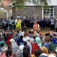 Der Ostschweizer Hackbrettler Nicolas Senn bei einem Auftritt im Rhein-Valley-Hospital in Kenia vor den Schülern und Flüchtlingen.
